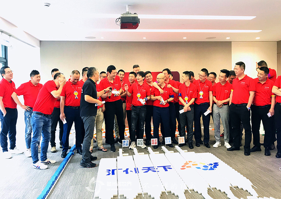 匯才學(xué)院總裁班，多米諾骨牌慶開學(xué)