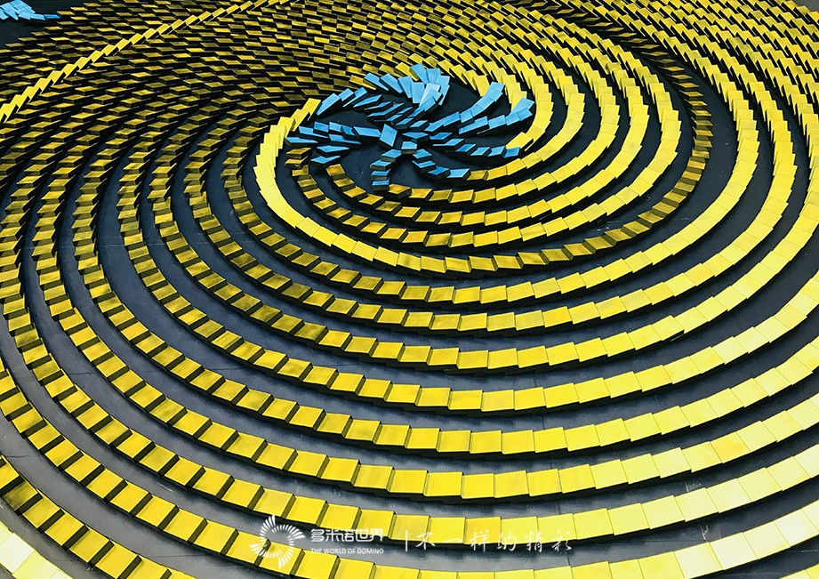 美侖美奐多米諾骨牌秀開場，金鷹女神華麗登場