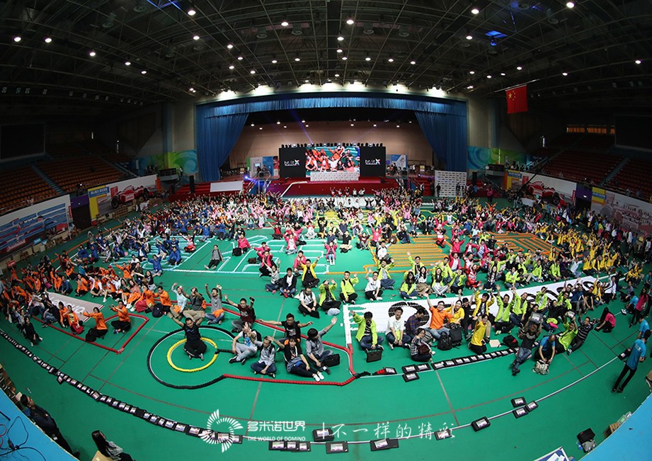 聯(lián)想BT/IT多米諾團隊大挑戰(zhàn)創(chuàng)吉尼斯世界紀錄