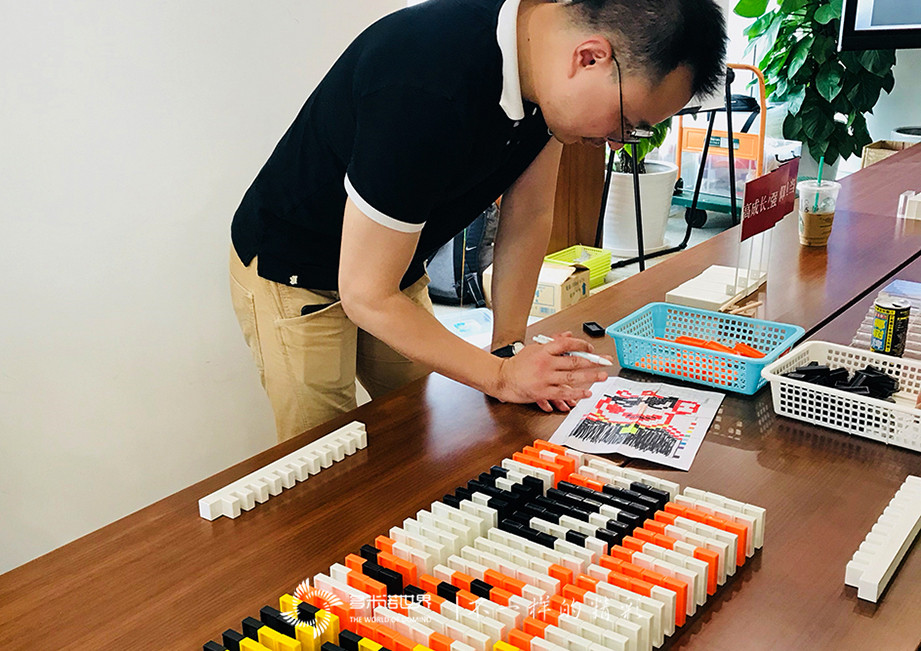 激情挑戰(zhàn)桌上創(chuàng)意多米諾