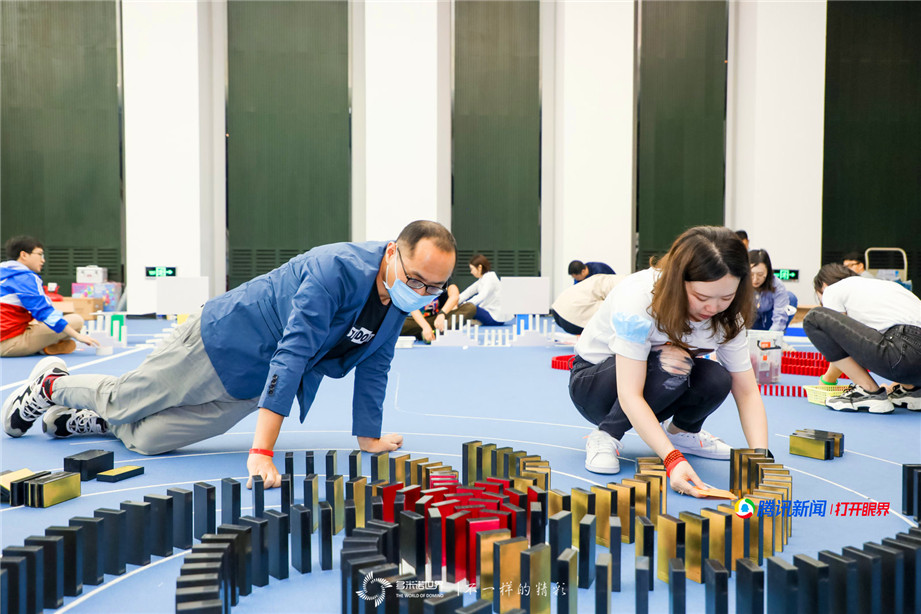 騰訊新聞聯(lián)合團建多米諾極限挑戰(zhàn)