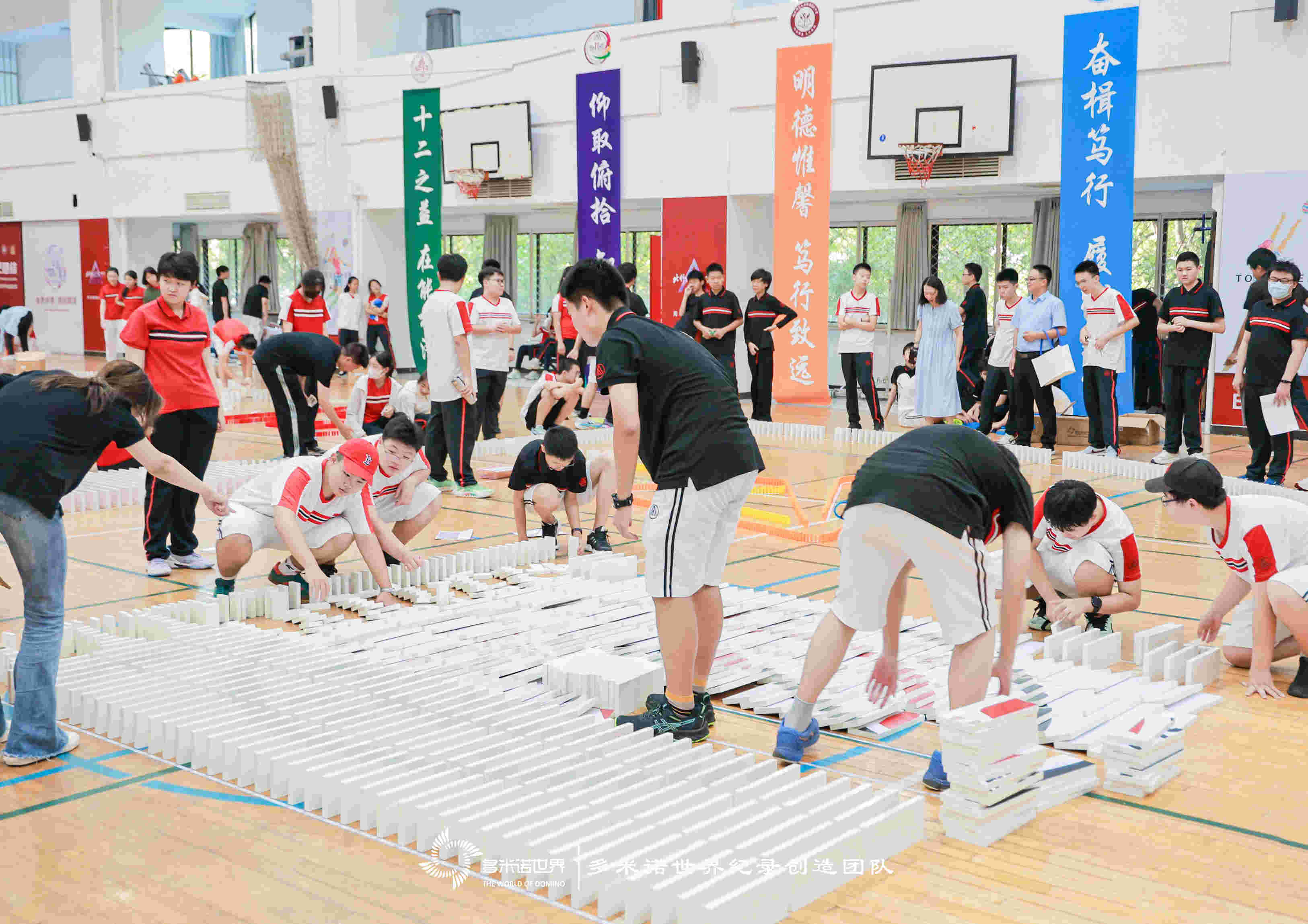 “行則將至 做則必成” ——北師大附屬實(shí)驗(yàn)中學(xué)初三年級(jí)多米諾共創(chuàng)